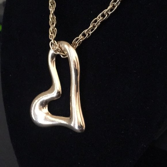 Large Heart Pendant on golden Chain - Picture 2 of 7